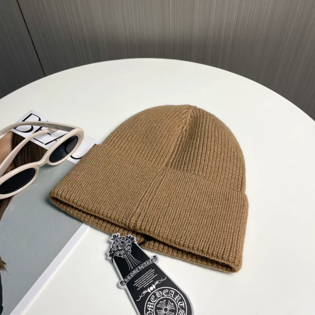 P60 🤍Chrome hearts new autumn and winter cross knitted hat🧶 One of the must-have hats in autumn and winter~ It really looks good on whoever wears it~, it is also a perfect match in black and white and gray in autumn~